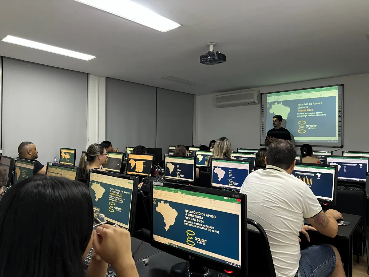 Alunos de Excel presencial em aula