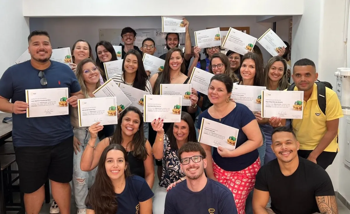 Turma de Excel presencial comemorando com certificados
