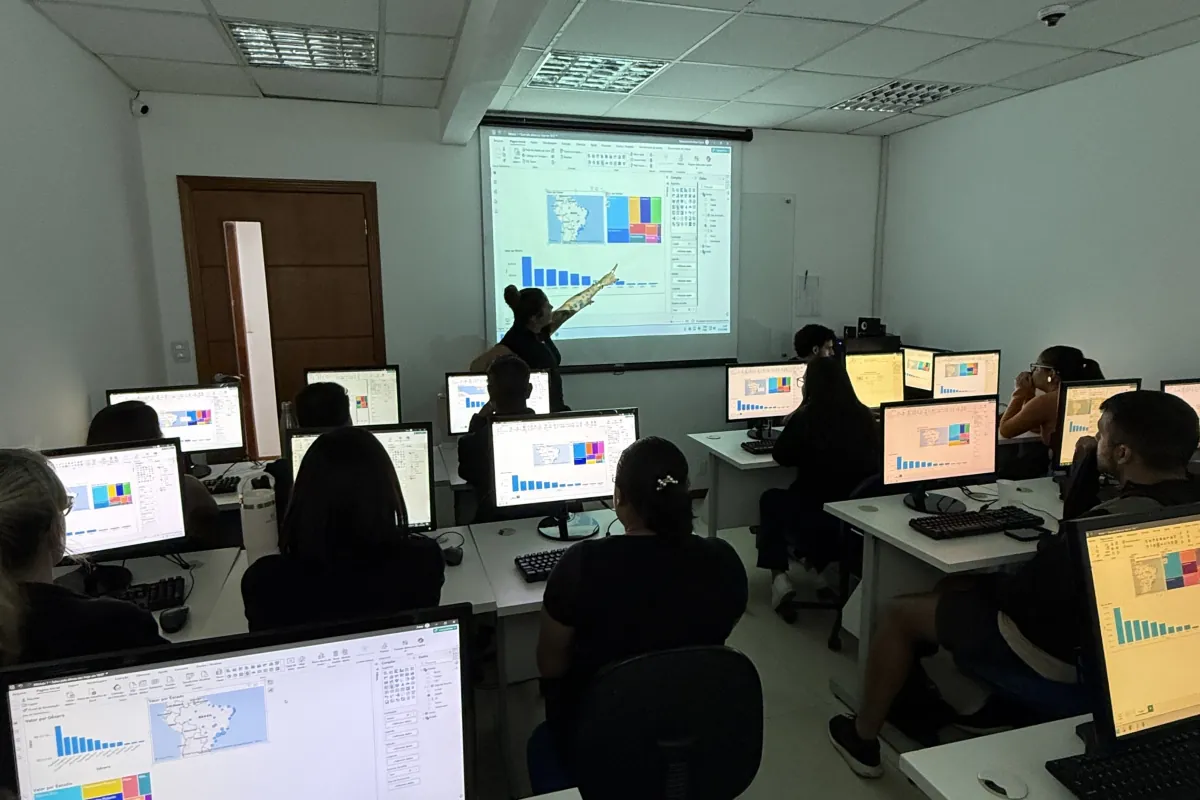 Aula de IA presencial no laboratório