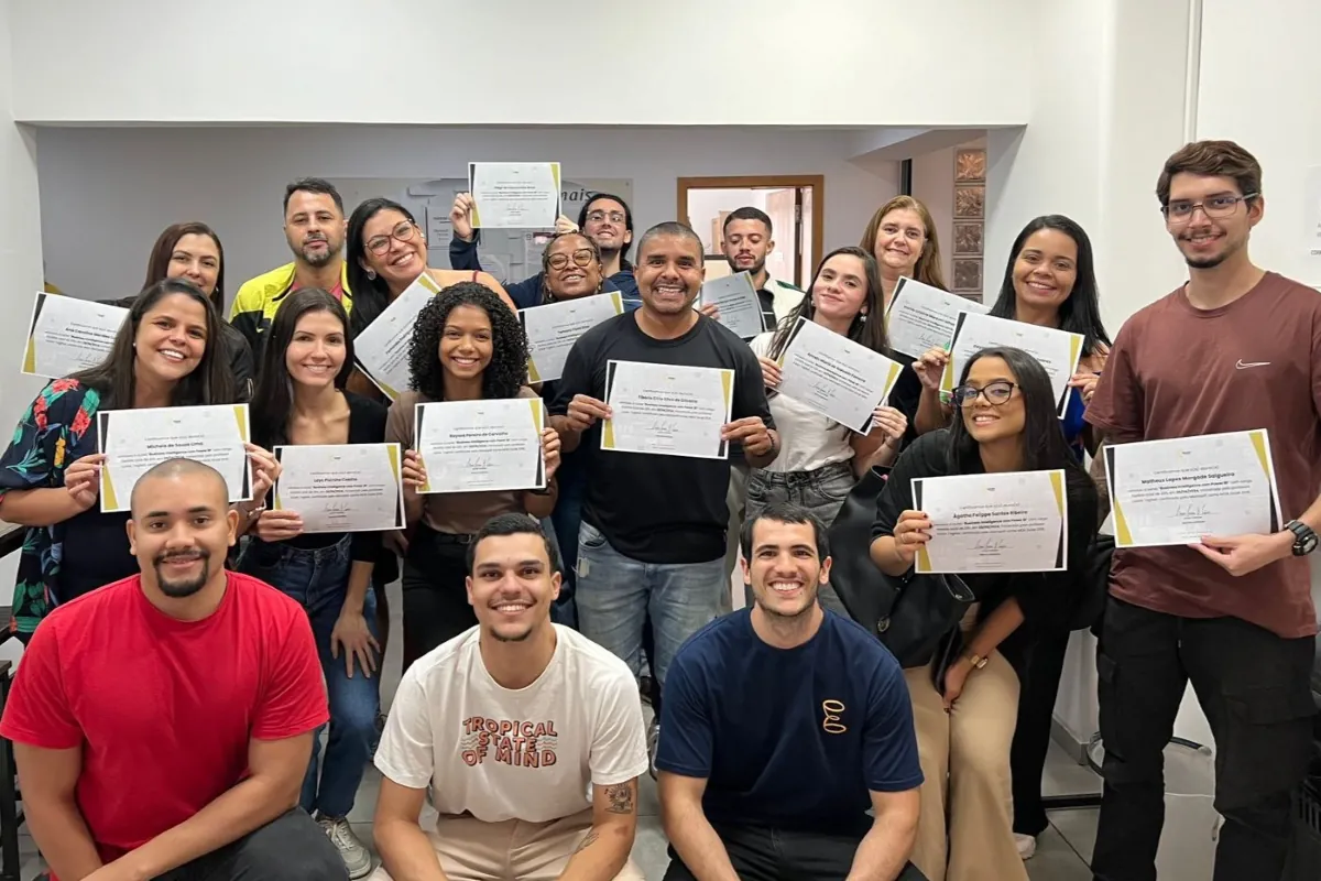 Turma de Power BI presencial comemorando com certificados